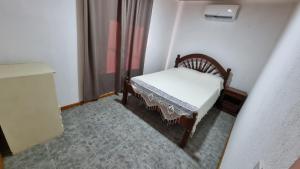 un piccolo letto in una stanza con una finestra di ItuRanch II a Ituzaingó
