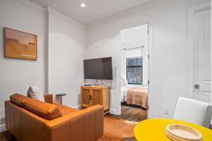 Μια τηλεόραση ή/και κέντρο ψυχαγωγίας στο Charming Midtown 3BD 1 Bath Near Times Square & Central Park