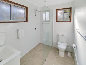 un bagno con wc e doccia in vetro di Gumnut Glen Cabins a Yeppoon