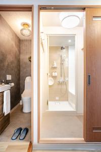 名古屋市にあるDomus OZONEのシャワーとトイレ付きのバスルーム