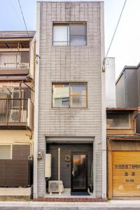 名古屋市にあるDomus OZONEのガレージ付きの大きなレンガ造りの建物