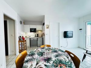 Kuchyňa alebo kuchynka v ubytovaní Appartement 4 pers avec vue mer, face à la plage - FR-1-709-33