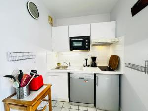 Kuchyňa alebo kuchynka v ubytovaní Appartement 4 pers avec vue mer, face à la plage - FR-1-709-33