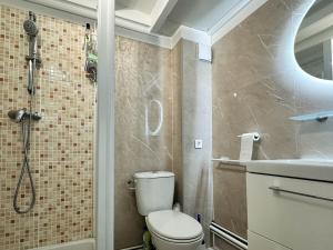 łazienka z prysznicem, toaletą i umywalką w obiekcie Maison en Pinède Proche Mer et Commerces - 5 pers, Terrasse, Jardin, Parking, WiFi - FR-1-705-29 w mieście La Palmyre +17 zdjęć