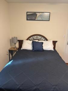 アトランタにあるAtlanta Charming Private Room 1のベッド1台(青い掛け布団、枕2つ付)