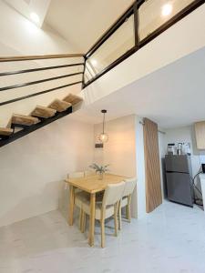 Η κουζίνα ή μικρή κουζίνα στο THE KABIN LOFT in Pampanga