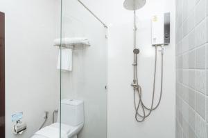Ban Pak SomにあるSand & River Hotel - แซนด์ แอนด์ ริเวอร์ หนองคายのトイレとシャワー付きのバスルーム +26枚の写真