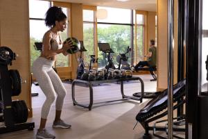 Fitness centrum a/nebo fitness zařízení v ubytování Hotel Champlain Burlington, Curio Collection by Hilton