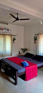 Katil atau katil-katil dalam bilik di Villa Luna Varkala