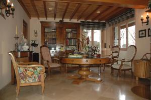 a dining room with a table and chairs at La Coulonnière in Wismes