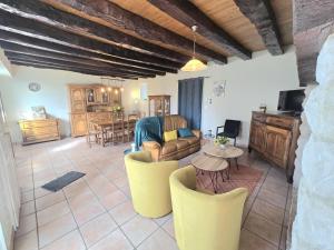 una sala de estar con un sofá y una mesa en Gîte de charme avec cheminée en Dordogne - FR-1-616-466, en Tourtoirac