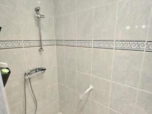 una ducha con cabezal de ducha en un baño en Gîte de charme avec cheminée en Dordogne - FR-1-616-466, en Tourtoirac 11 fotos más