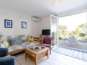 A seating area at Villa 3 pièces avec grand jardin, piscine collective, vue mer - FR-1-409-277 Még 17 kép