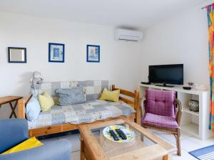 A television and/or entertainment centre at Villa 3 pièces avec grand jardin, piscine collective, vue mer - FR-1-409-277