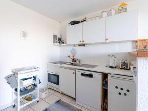 A kitchen or kitchenette at Villa 3 pièces avec grand jardin, piscine collective, vue mer - FR-1-409-277