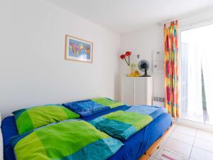 A bed or beds in a room at Villa 3 pièces avec grand jardin, piscine collective, vue mer - FR-1-409-277