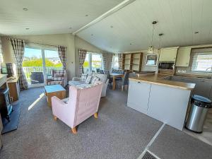 Kuchyň nebo kuchyňský kout v ubytování Beautiful Lodge With Decking In Hunstanton At Manor Park Ref 23195K