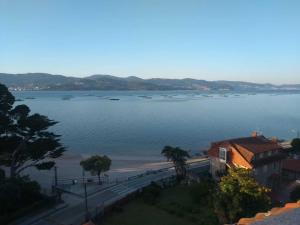 a view of a large body of water with boats in it at Area da Barca Atico in Samieira +3 photos