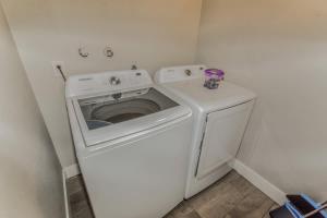 Φωτογραφία από το άλμπουμ του Reno Retreat 3 King Beds by Casinos and University σε Reno +44 φωτογραφίες