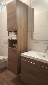 ein Bad mit einem Waschbecken und einem Spiegel in der Unterkunft Hotel Werratal in Bad Sooden-Allendorf