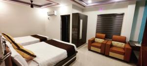 Postel nebo postele na pokoji v ubytování Aadya Inn New Luxury Hotel