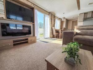 ハンスタントンにあるLovely Caravan With Decking At Manor Park In Hunstanton Ref 23091Tのリビングルーム(大画面テレビ、ソファ付)
