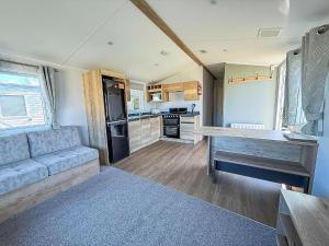 una cocina con sofá y mesa en una caravana en Lovely 8 Berth Caravan Ref 23028B, en Hunstanton
