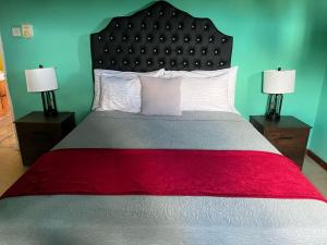 um quarto com uma cama grande com um cobertor vermelho em Unbelievable view em Ocho Rios
