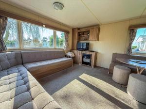 Χώρος καθιστικού στο Homely 8 Berth Caravan At Southview Park In Skegness Ref 33042M