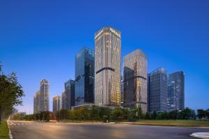 义乌义乌世贸中心希尔顿惠庭酒店的城市中的一组高楼