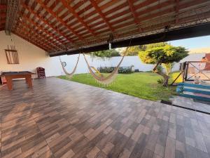 a room with two hammocks and a pool table at Hospedaje en Monte Grande in Monte Grande