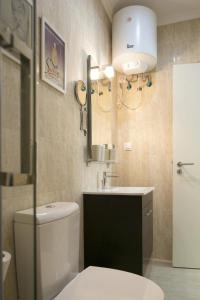 Koupelna v ubytování Very Central Studio near Subway + 1 fotografie