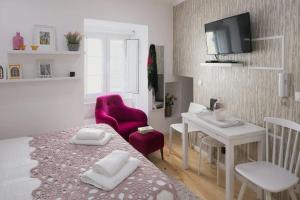 TV a/nebo společenská místnost v ubytování Very Central Studio near Subway