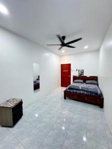 Ένα ή περισσότερα κρεβάτια σε δωμάτιο στο Dhaya Homestay 1