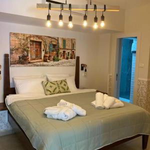 Un dormitorio con una cama grande con toallas. en סוויטת לורד הרמיטאז' בגלון, en Bruchim 14 fotos más
