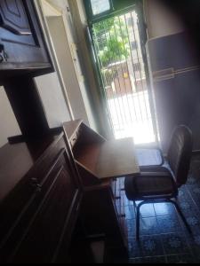 escritorio y silla en una habitación con ventana en Home in santa Teresa, en Río de Janeiro