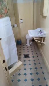 Un baño con un inodoro blanco y un lavabo. en Home in santa Teresa, en Río de Janeiro