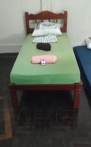 1 cama con techo verde y sidx sidx sidx en Home in santa Teresa, en Río de Janeiro