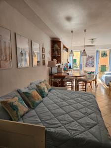Un dormitorio con una cama grande y una cocina. en GRAZIOSA -CENTRO RIOMAGGIORE- 5 Terre-, en Riomaggiore
