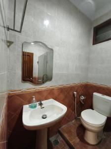 Koupelna v ubytování Bata Merah Guesthouse + 13 fotografií