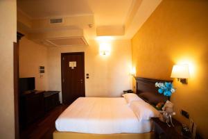Ένα ή περισσότερα κρεβάτια σε δωμάτιο στο Hotel Teocrito