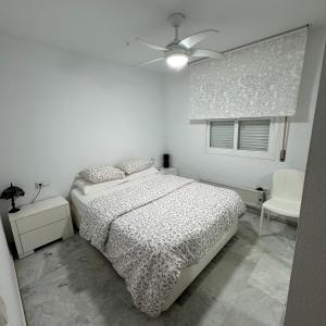 Posteľ alebo postele v izbe v ubytovaní M&J Benalmadena Retreat + 37 fotografií