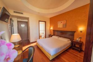 Ένα ή περισσότερα κρεβάτια σε δωμάτιο στο Hotel Teocrito