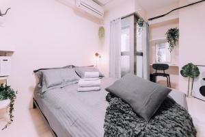 Una habitación blanca con una cama y una ventana en Minimalist Loft 4 Namba Compact Studio and Gym MA403, en Osaka