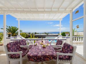 ein Esszimmer mit einem Tisch und Stühlen auf einer Terrasse in der Unterkunft Villa Fortuna in Puerto Calero