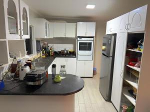 Cucina o angolo cottura di Fiji Sky City近機場商圈可做飯有冷氣