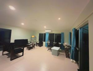 soggiorno con tende blu e pianoforte di Fiji Sky City近機場商圈可做飯有冷氣 a Nadi
