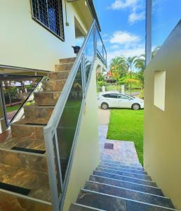 una scala che porta a una casa con porta in vetro di Fiji Sky City近機場商圈可做飯有冷氣 a Nadi