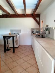 Kuchyň nebo kuchyňský kout v ubytování Calme et Volupté dans cette jolie landaise + 3 fotografie