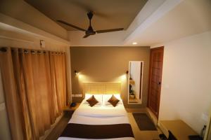 una camera con letto e soffitto di Hotel Eastern a Sultan Bathery
